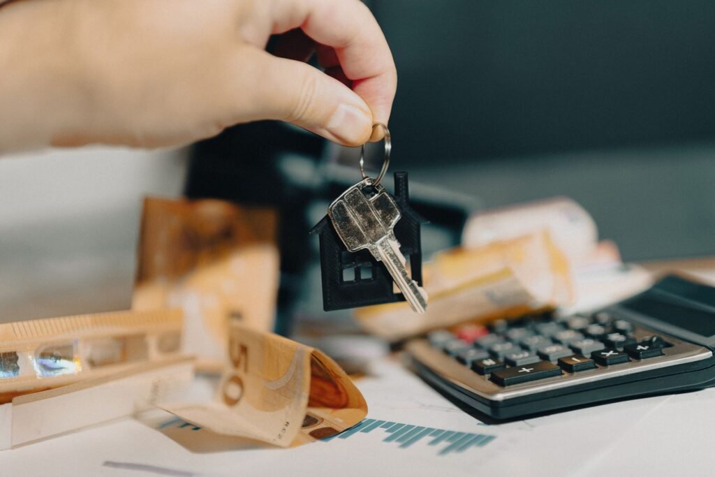 Gastos de compraventa de vivienda: quién paga el notario, el registro y los impuestos (2026)