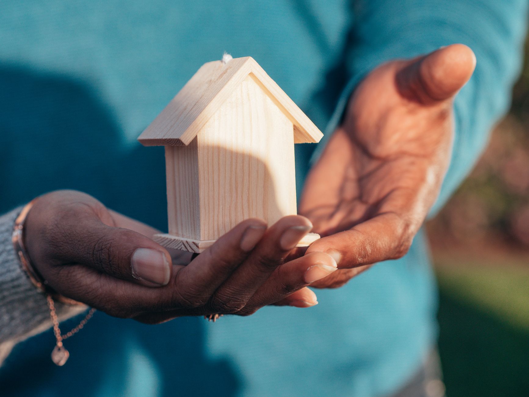 Donar una vivienda a un hijo en 2026: impuestos, la trampa del IRPF y diferencias por comunidad autónoma