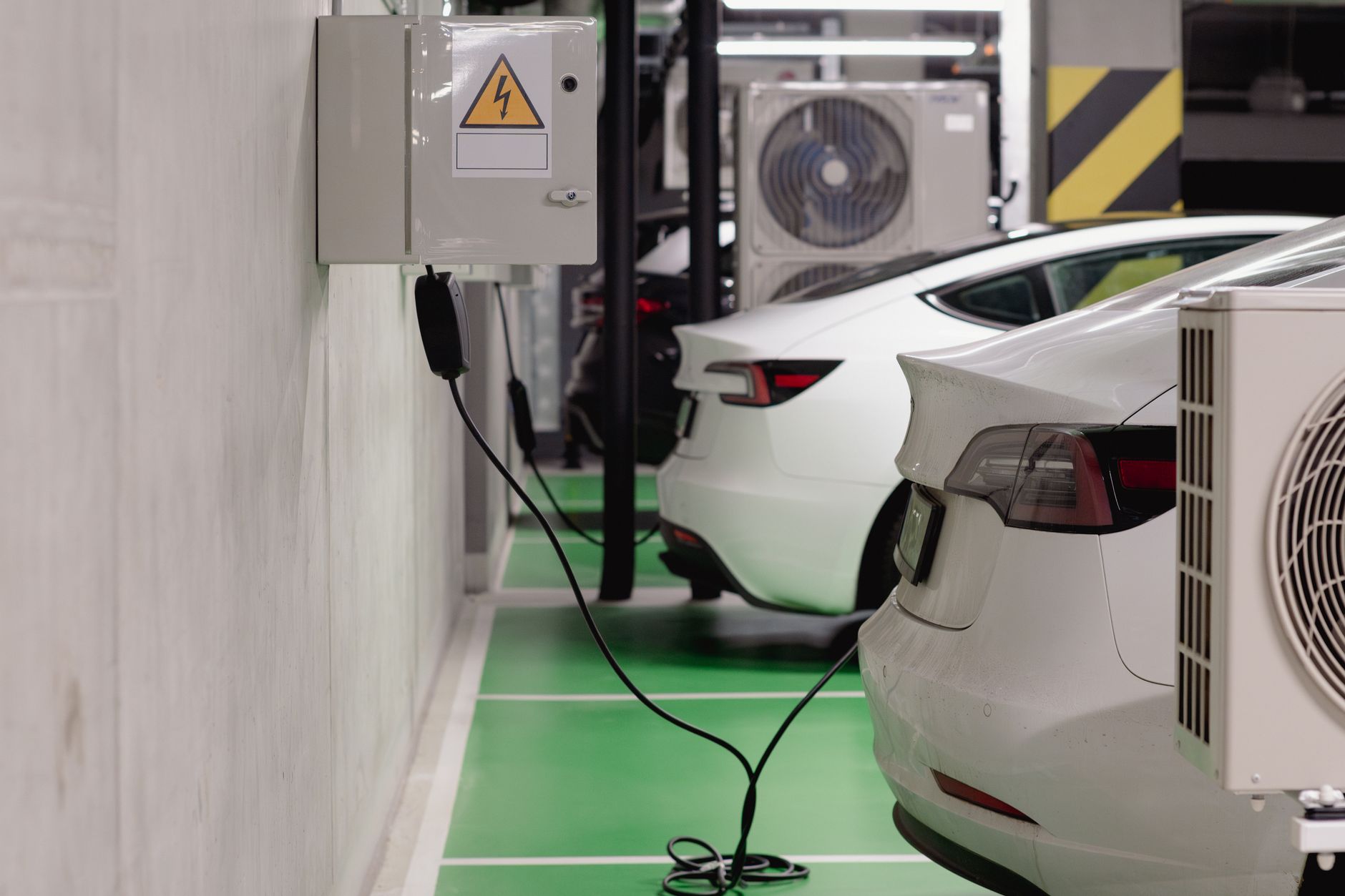 Coches eléctricos cargando en un garaje comunitario subterráneo
