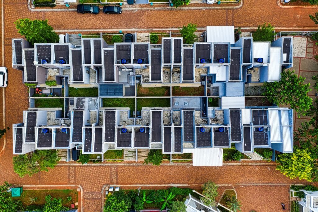 Placas solares y aerotermia en la comunidad de vecinos: qué mayoría hace falta (2026)