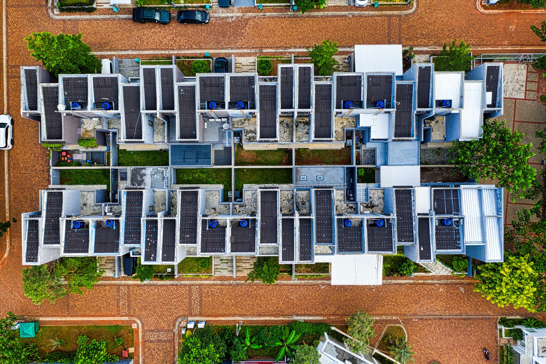 Placas solares y aerotermia en la comunidad de vecinos: qué mayoría hace falta (2026)