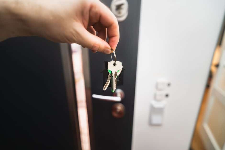 Desahucio por precario: cómo recuperar tu vivienda si alguien vive en ella sin pagar