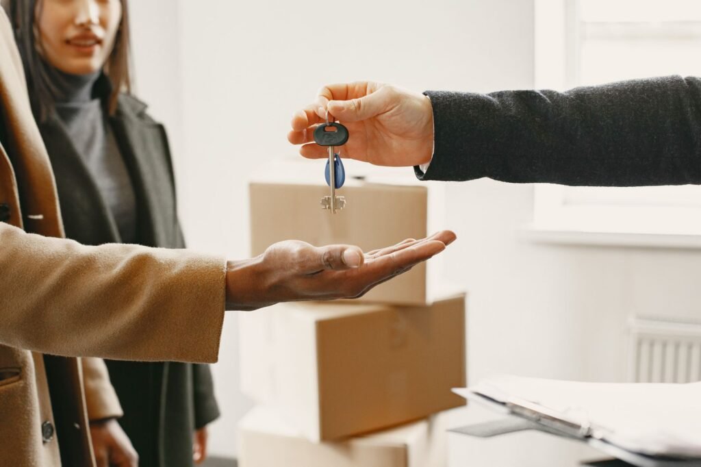 ¿Quién paga la inmobiliaria en un alquiler? Vivienda habitual, temporada y turístico (2026)