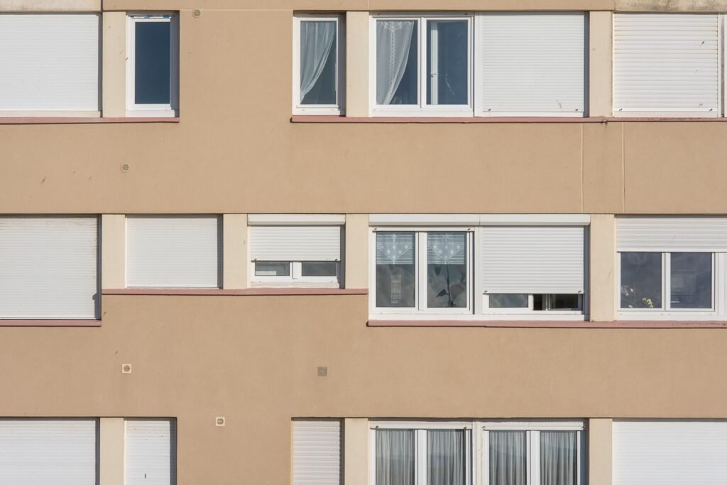 Servidumbre de luces y vistas: distancias legales y qué hacer si tu vecino las incumple